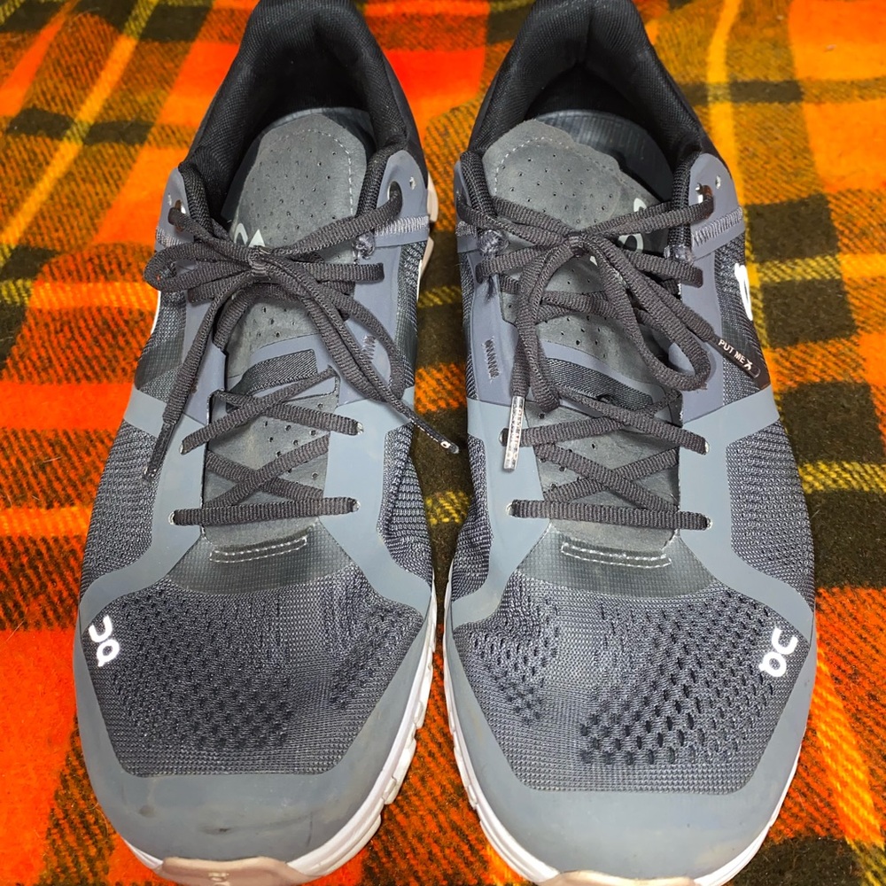 Womens on cloud shoes size 10